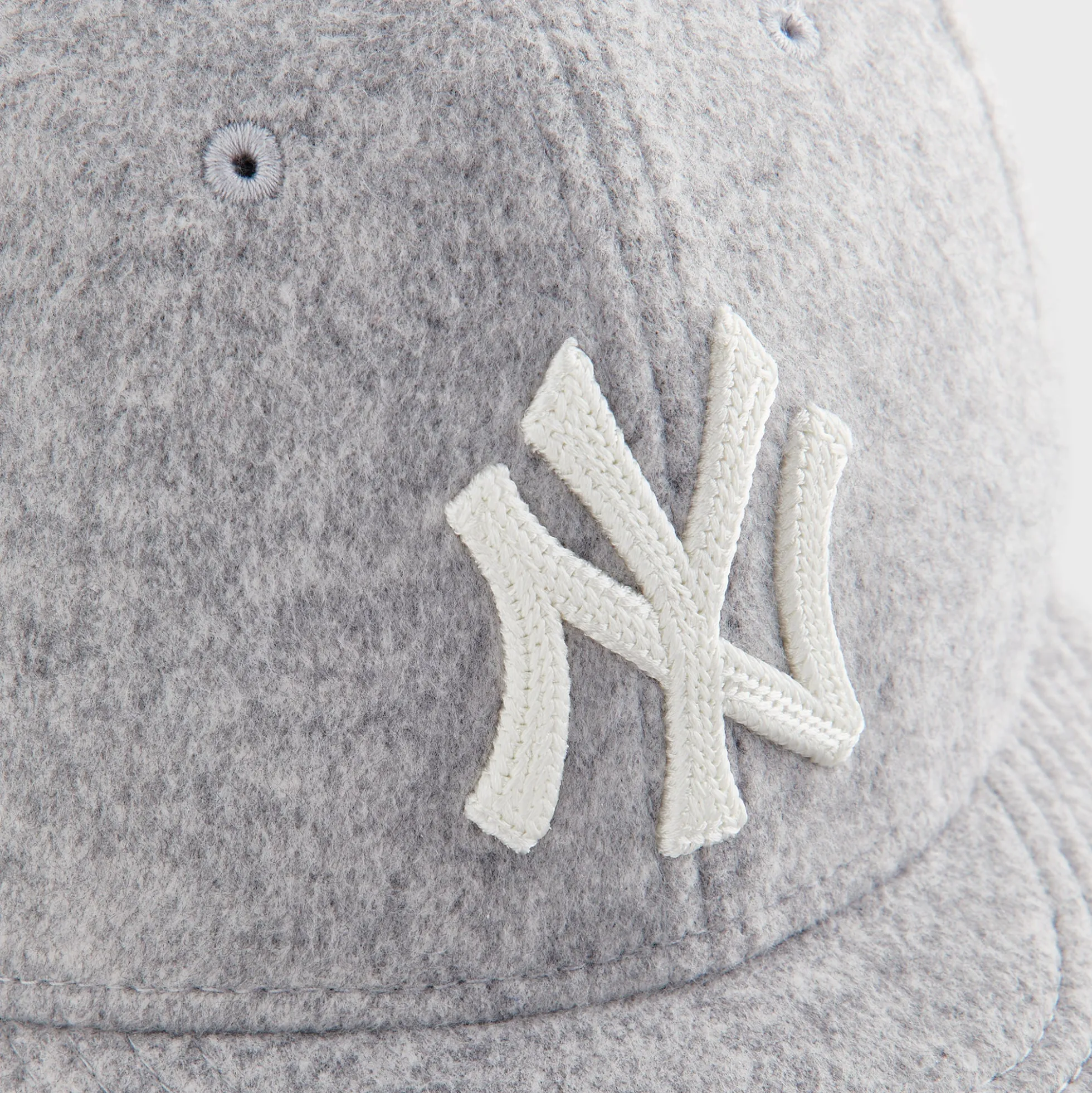 Casquette ajustée Kith & New Era pour les Yankees de New York, modèle 59Fifty en jersey brossé, profil bas, gris chiné moyen