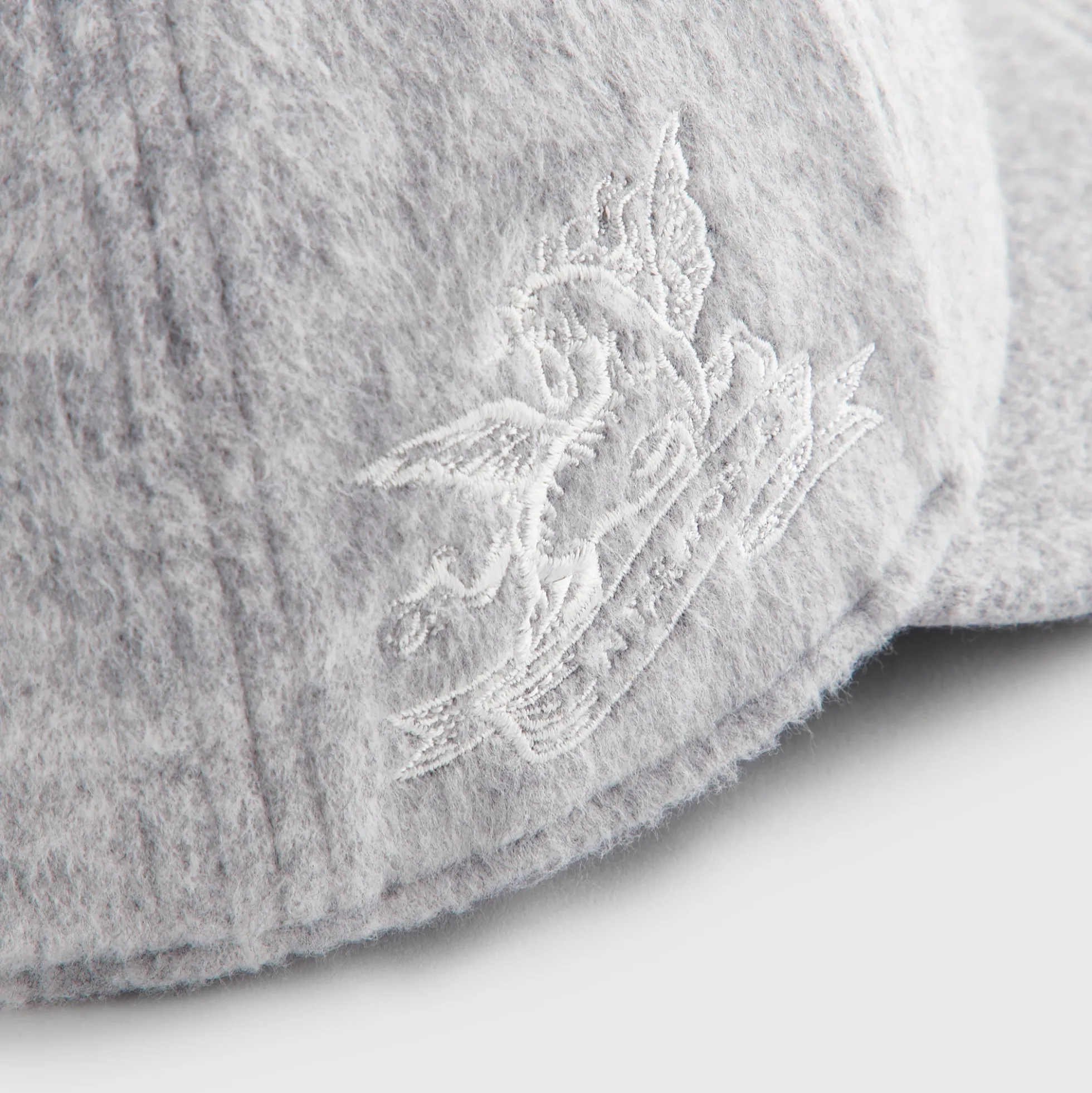 Casquette ajustée Kith & New Era pour les Yankees de New York, modèle 59Fifty en jersey brossé, profil bas, gris chiné moyen
