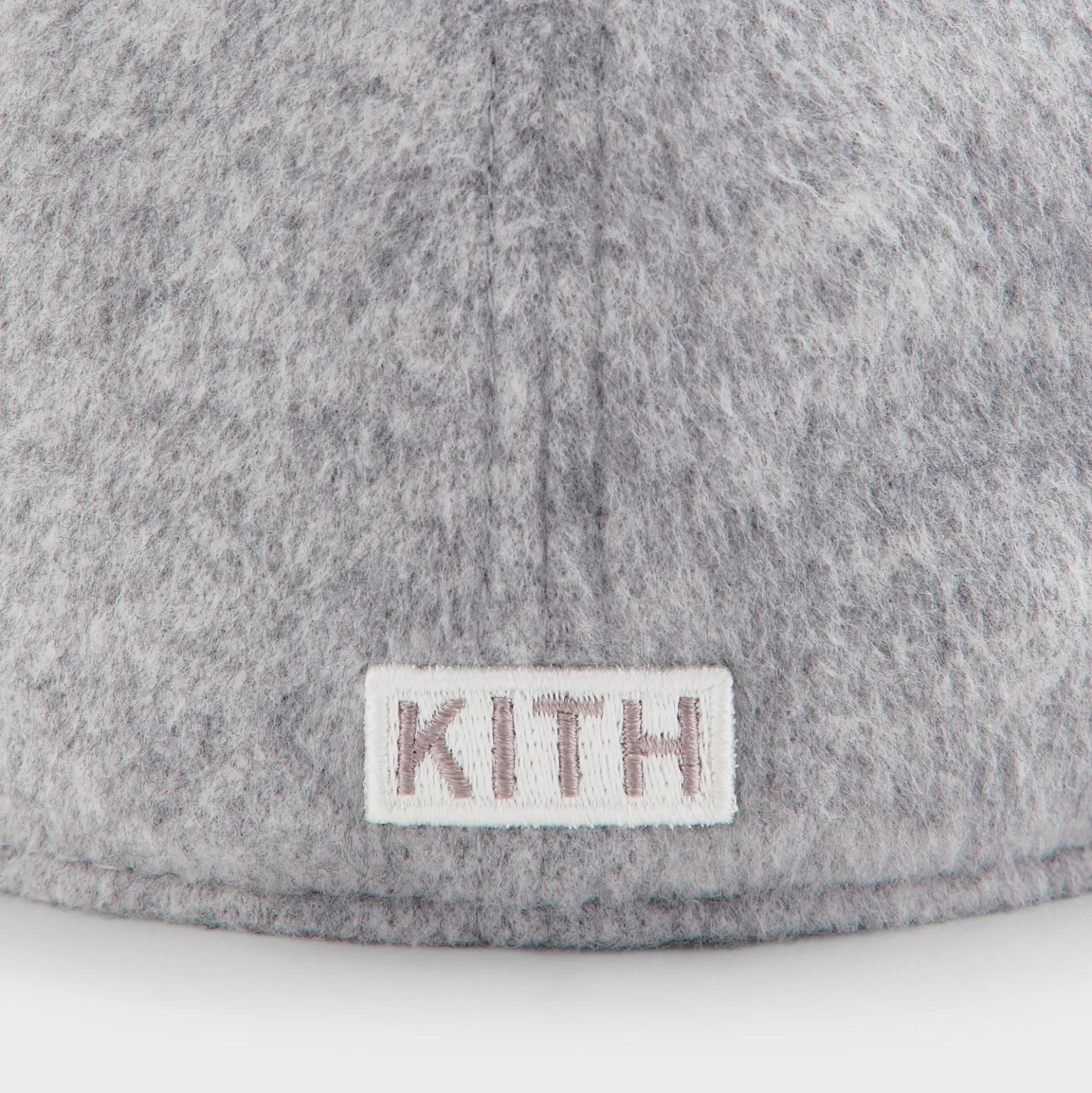 Casquette ajustée Kith & New Era pour les Yankees de New York, modèle 59Fifty en jersey brossé, profil bas, gris chiné moyen