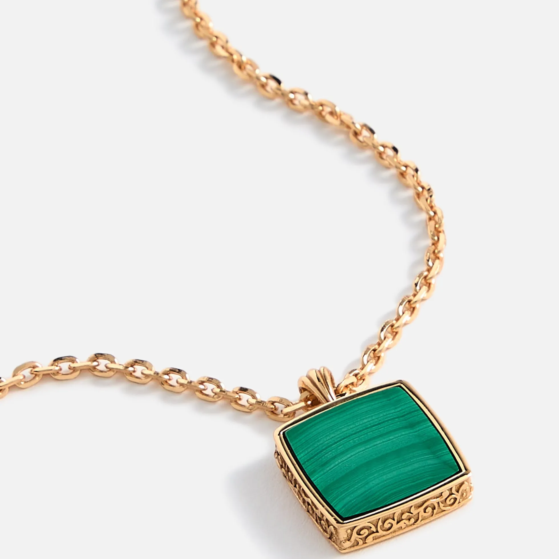 Collier amulette carrée en malachite dorée