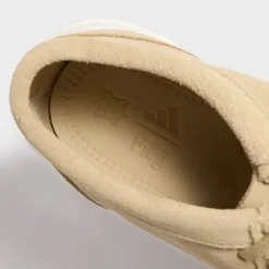 La Wallabee de la 8e Rue par Ronnie Fieg pour adidas Originals et Clarks Originals Ultraboost
